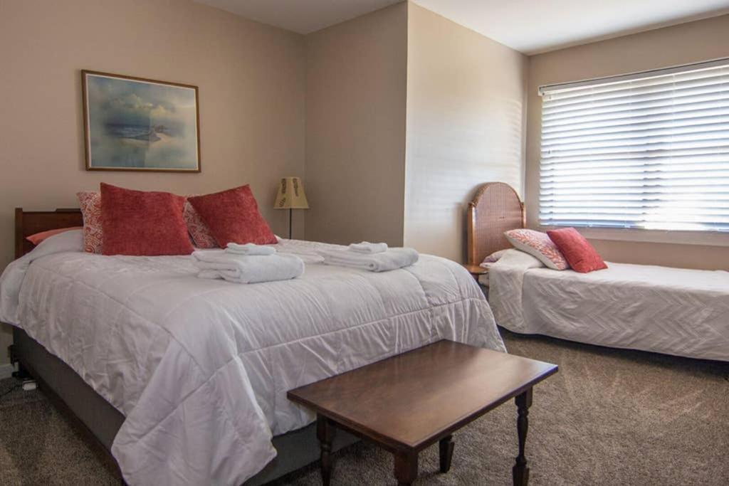 Pelican Point Unobstructed Beach Views Beach Access Out Back Door! Harbor Island 외부 사진